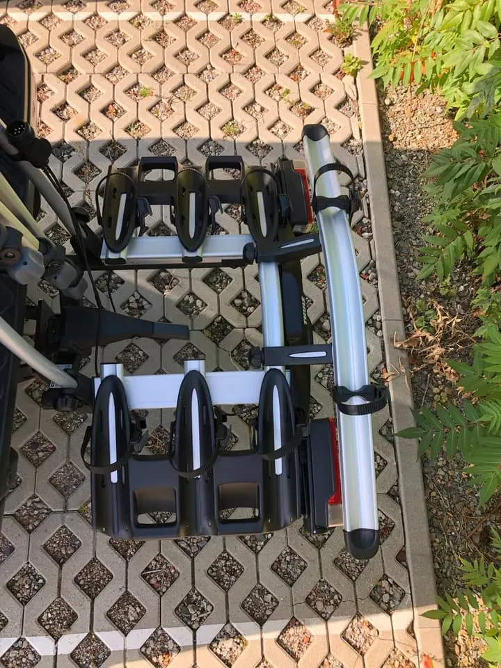 Ausgeklappter Fahrradträger von oben: drei Radschienen mit Spanngurten