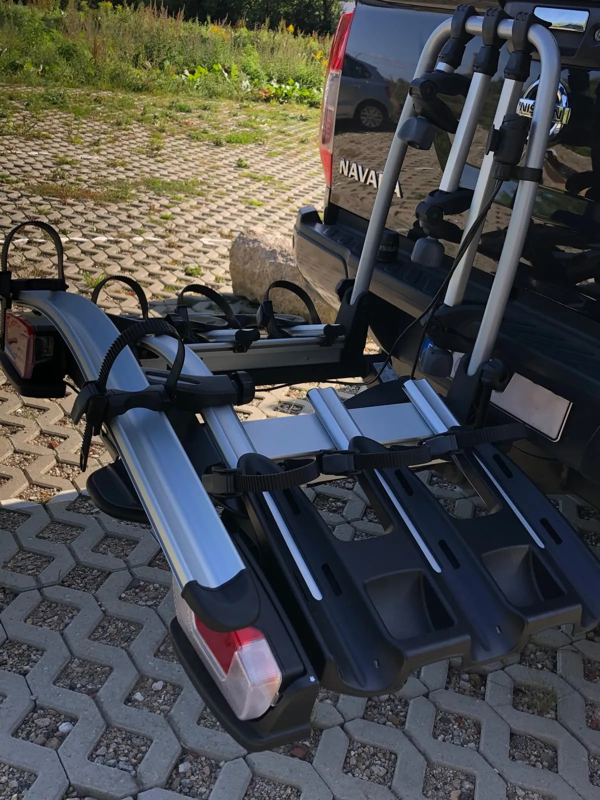 Fahrradträger an der Anhängerkupplung eines Pickups, mit Rahmenhaltern und Radschienen
