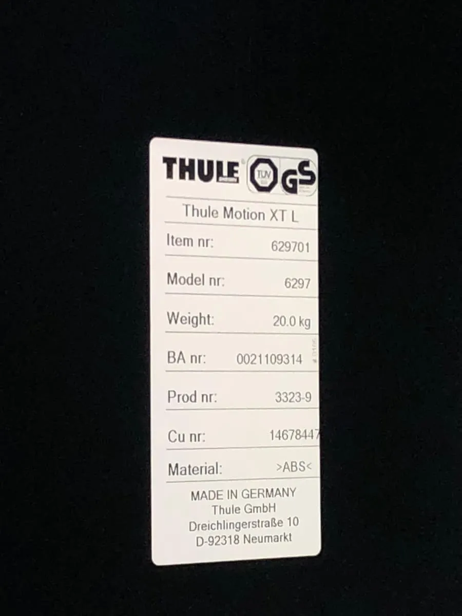 Typenschild der Thule Motion XT L: Eigengewicht 20 kg, Material ABS, hergestellt in Deutschland